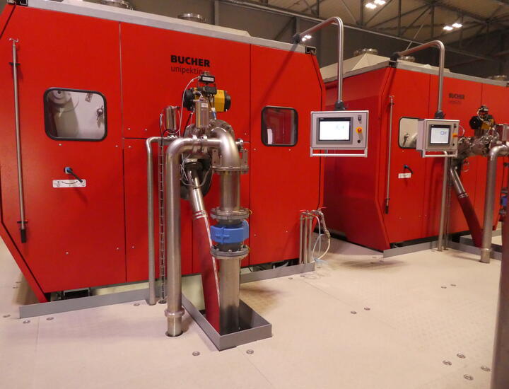 Bucher Unipektin Universelle hydraulische Filterpresse zum Extrahieren von Säften aus Äpfeln, Birnen, Beeren, Steinfrüchten und Gemüse